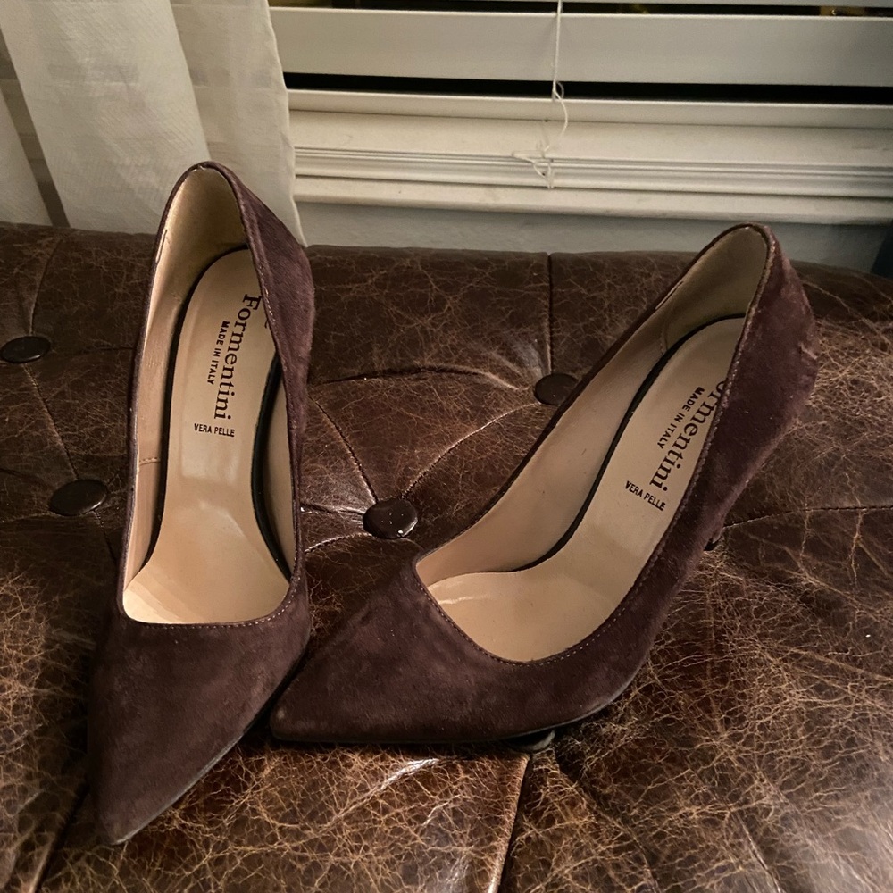 Chocolate suede pumps